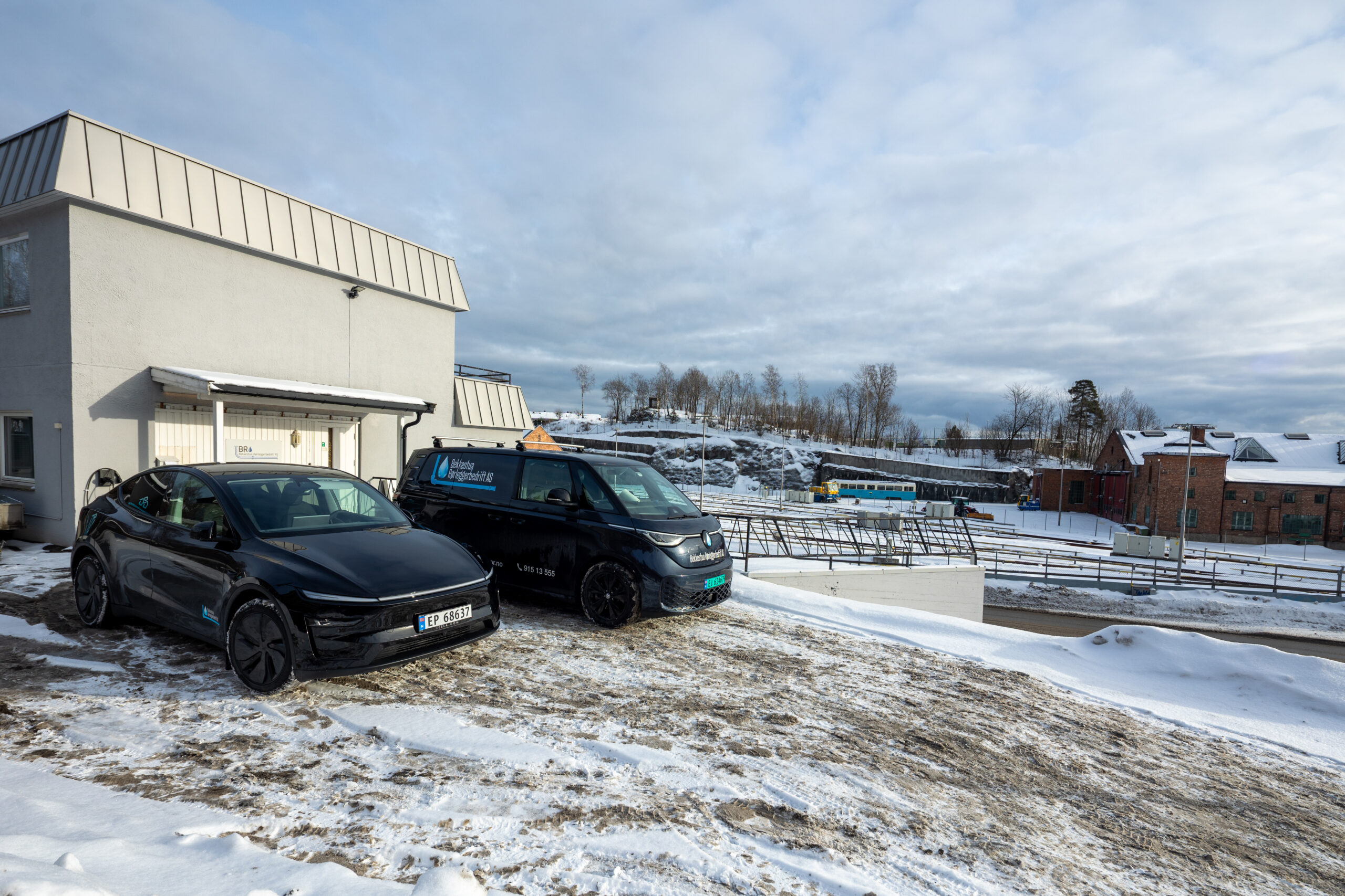 Rørlægger fra Bekkestua Rørleggerbedrift arbeider med rørinstallasjon i bad eller kjøkken