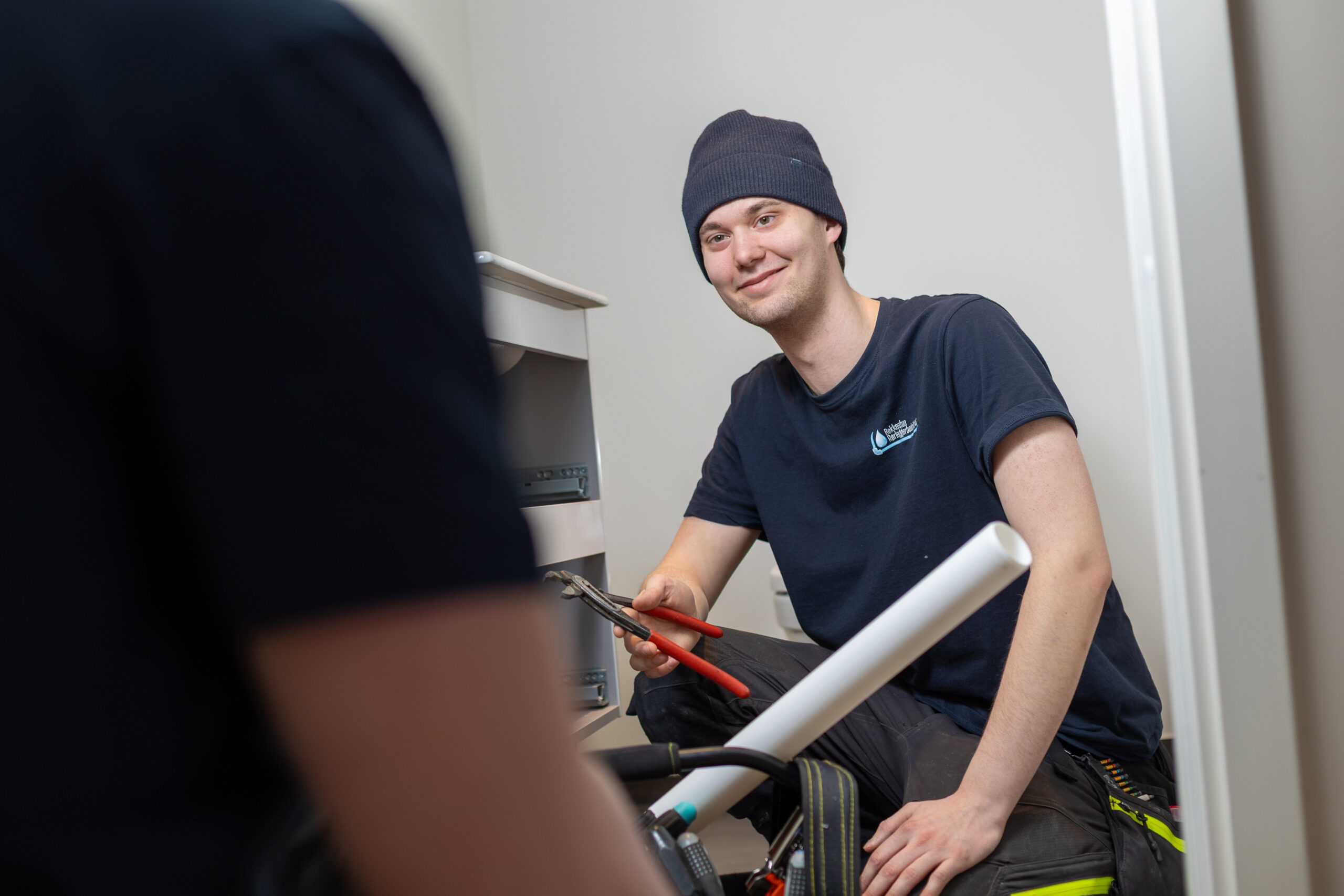 Rørlegger arbeider med røropplegg i bad eller våtrom hos Bekkestua Rørleggerbedrift