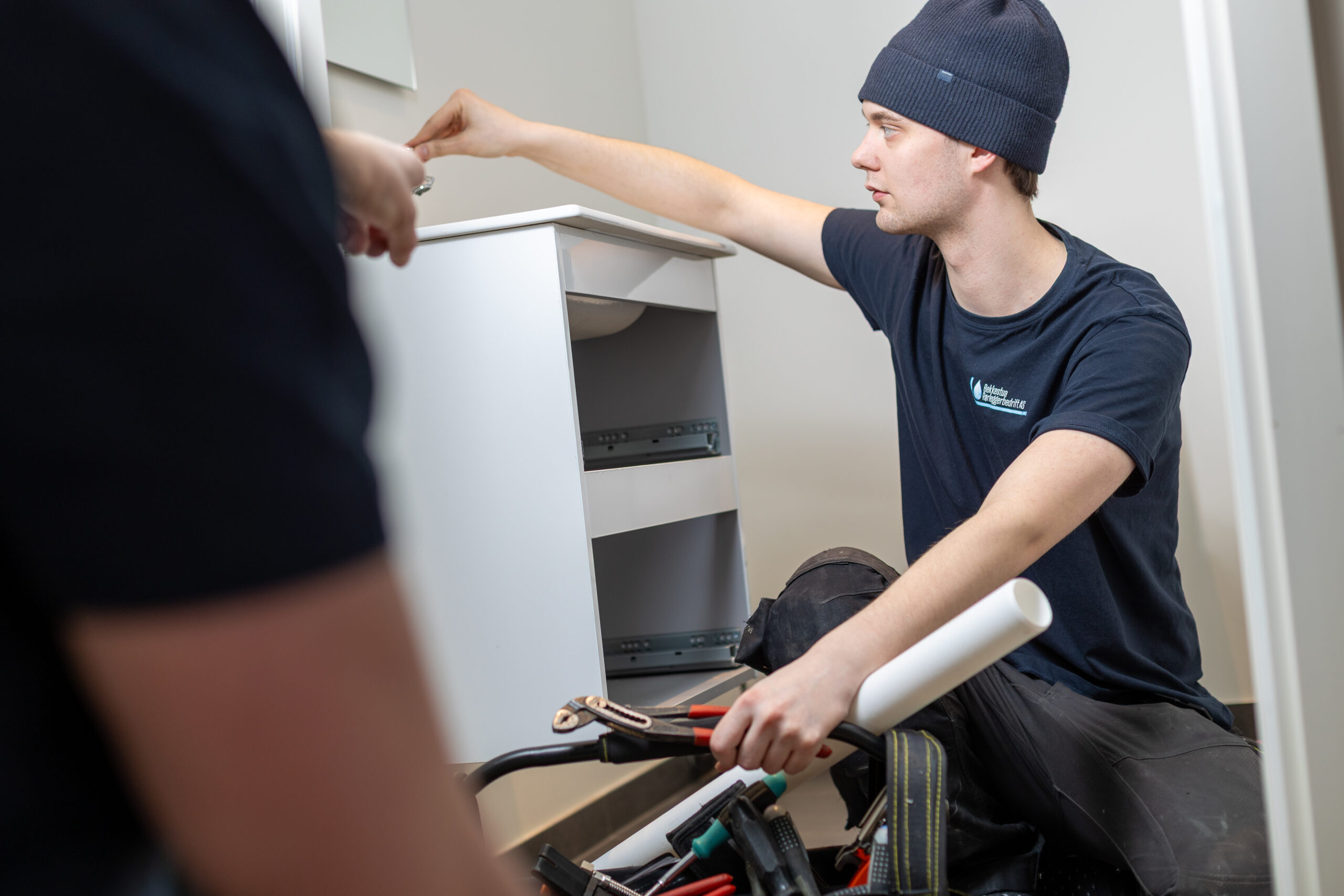 Rørlegger fra Bekkestua Rørleggerbedrift AS arbeider med rørinstallasjon