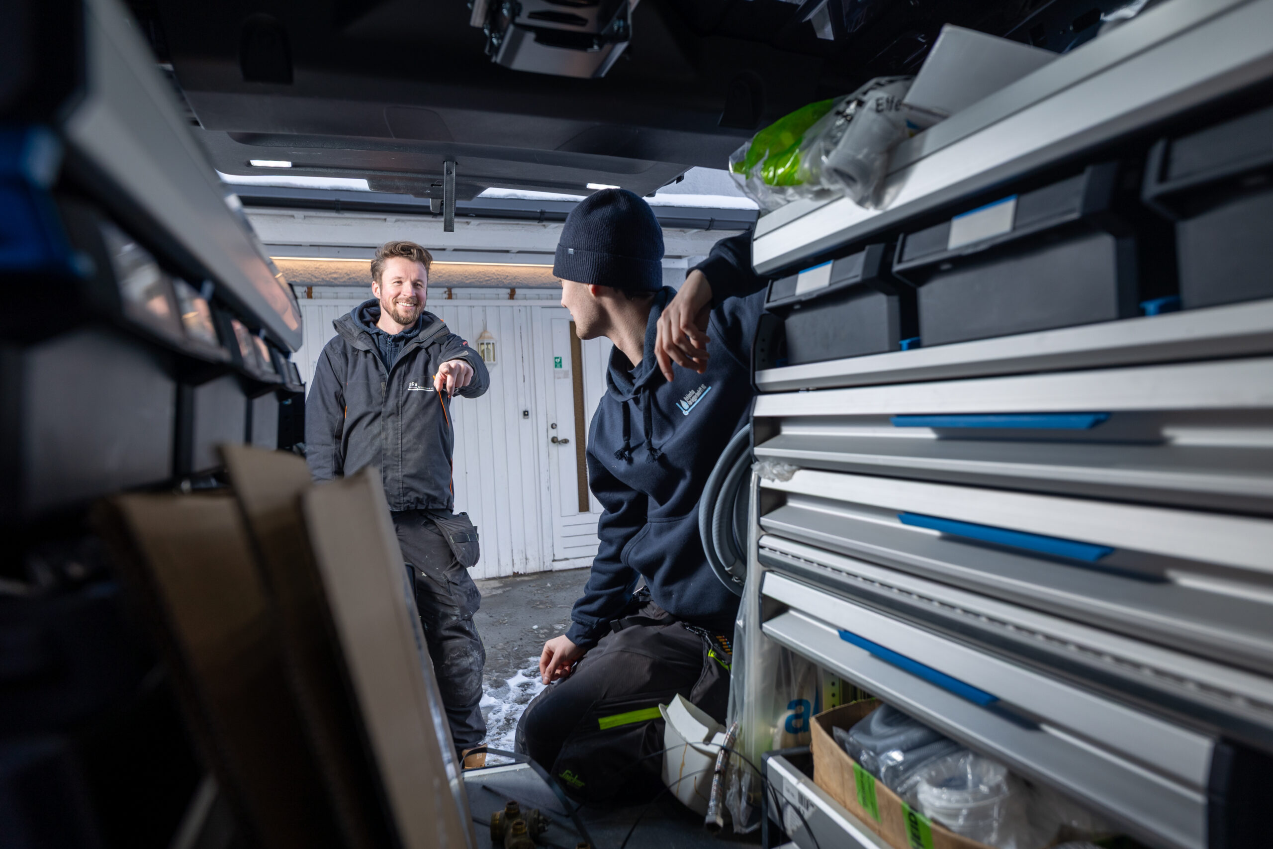 Rørleggere fra Bekkestua Rørleggerbedrift på jobb med rørinstallasjon