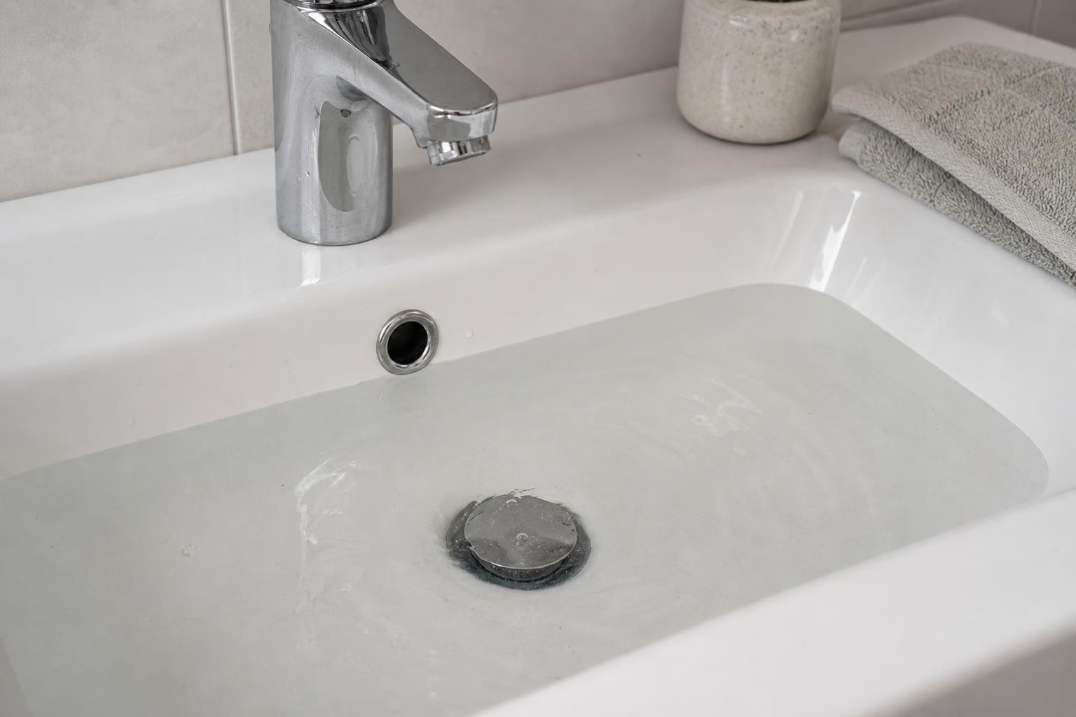 Tett vask på badet? Slik løser du det - og når du bør ringe fagfolk